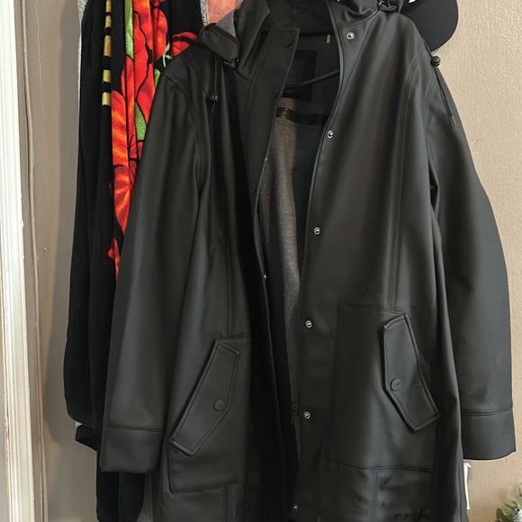 NEVER WORN. Authentic UGG Rain Jacket. Women’s SIZE XL. BLACK. Thicker material. - Picture 5 of 7